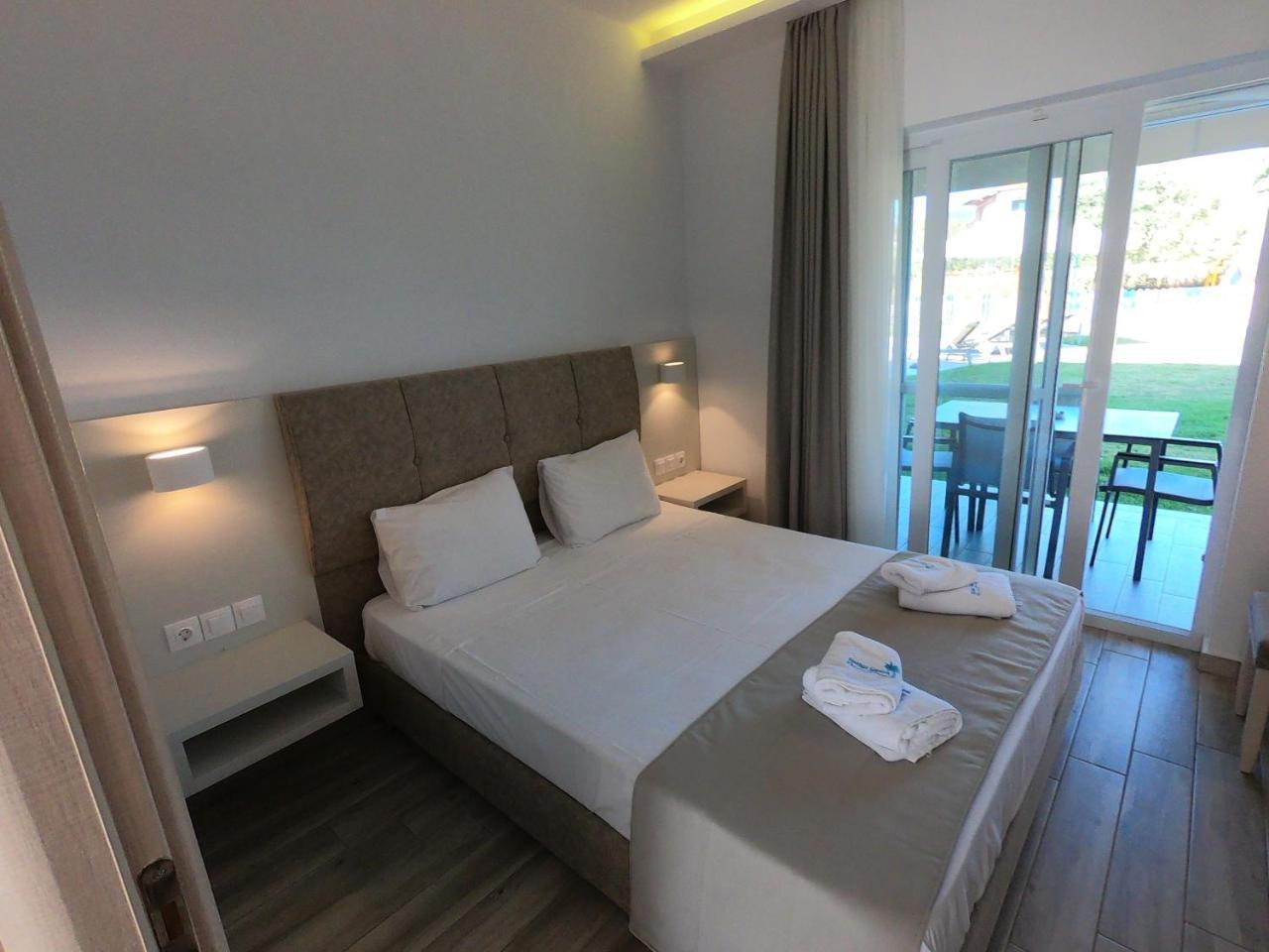 Finikas Garden Beach Resort Nikiti エクステリア 写真