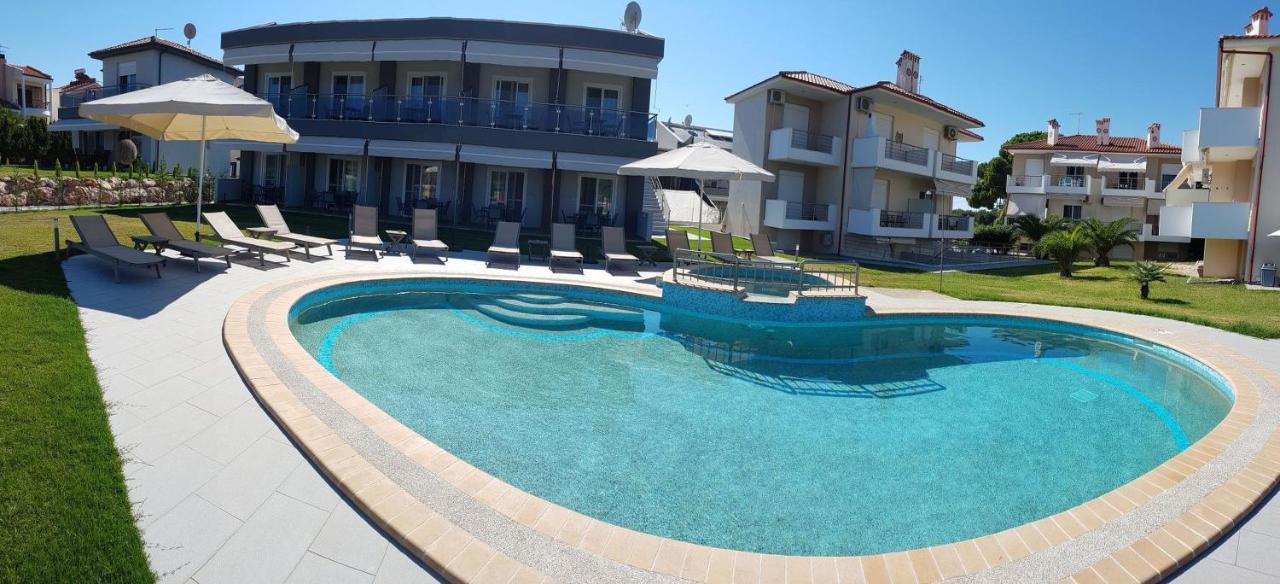 Finikas Garden Beach Resort Nikiti エクステリア 写真