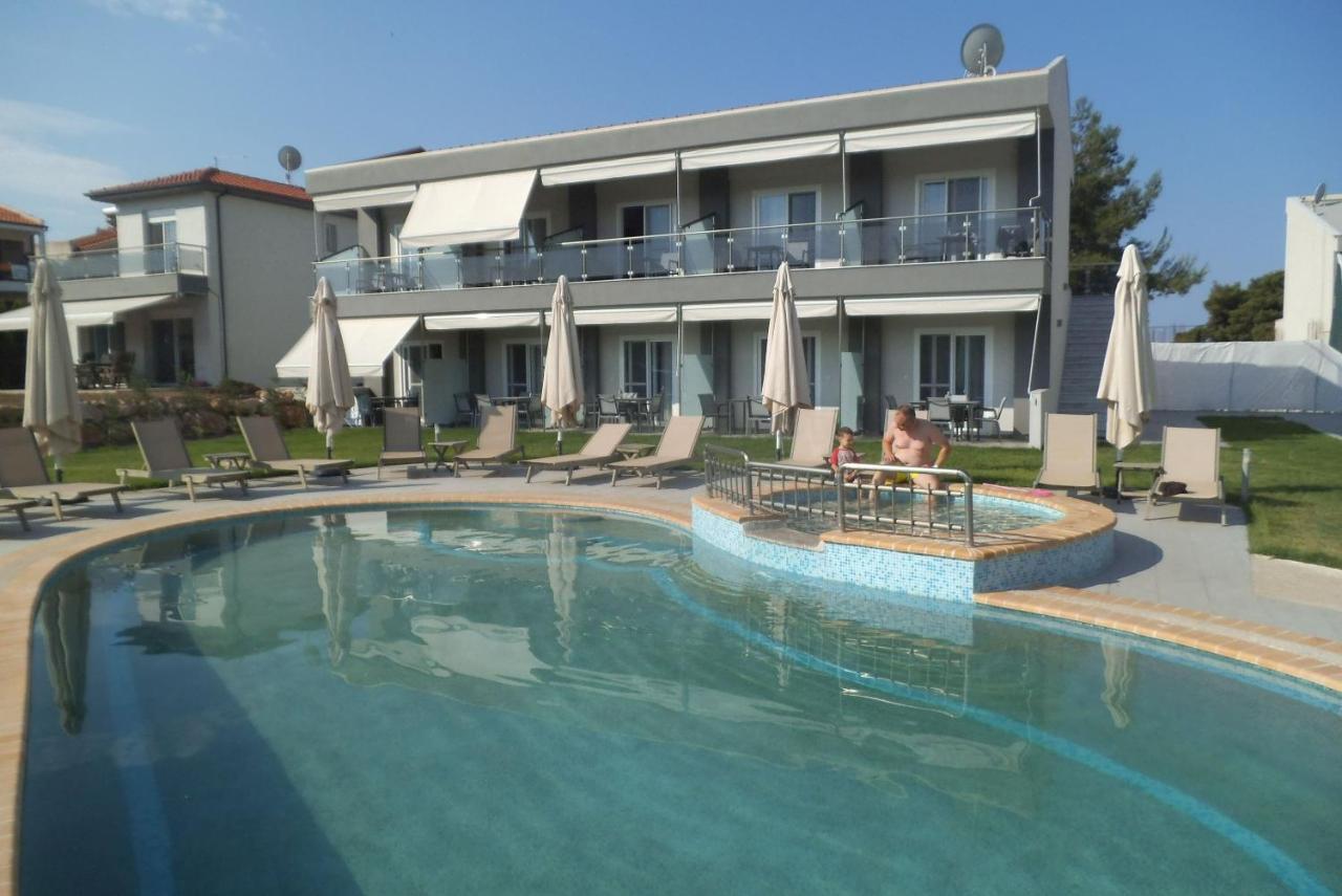 Finikas Garden Beach Resort Nikiti エクステリア 写真